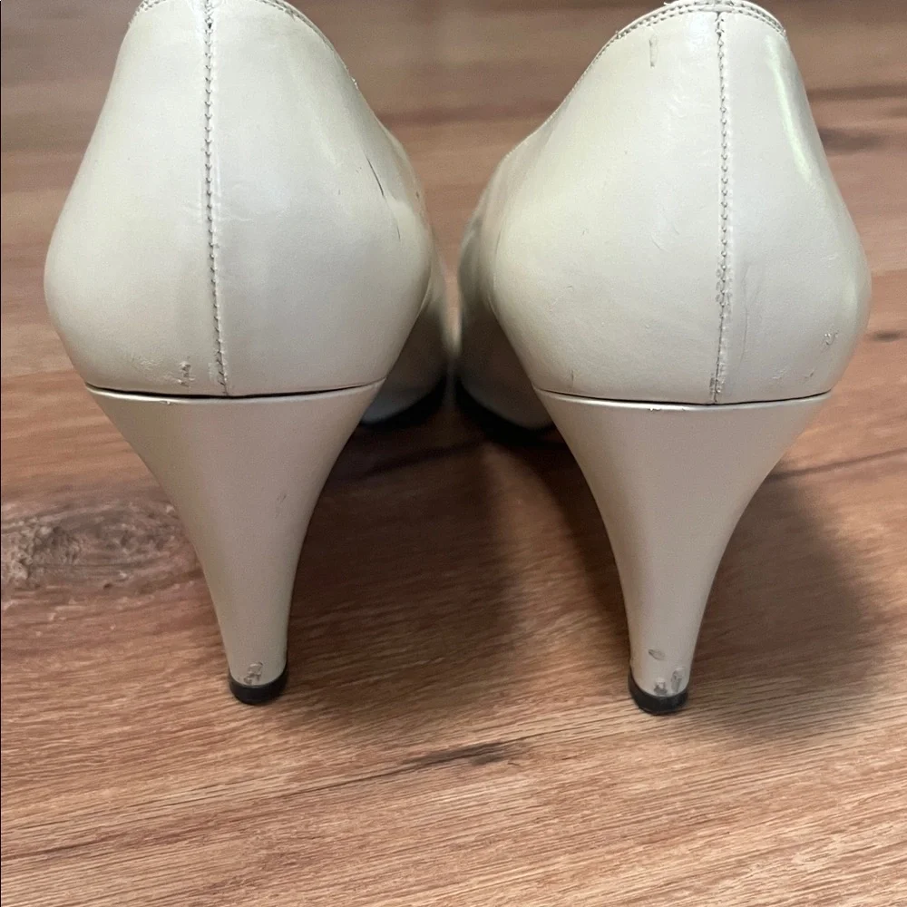 Vintage Salvatore Ferragamo cream/black oxford style pumps, size 8 AA